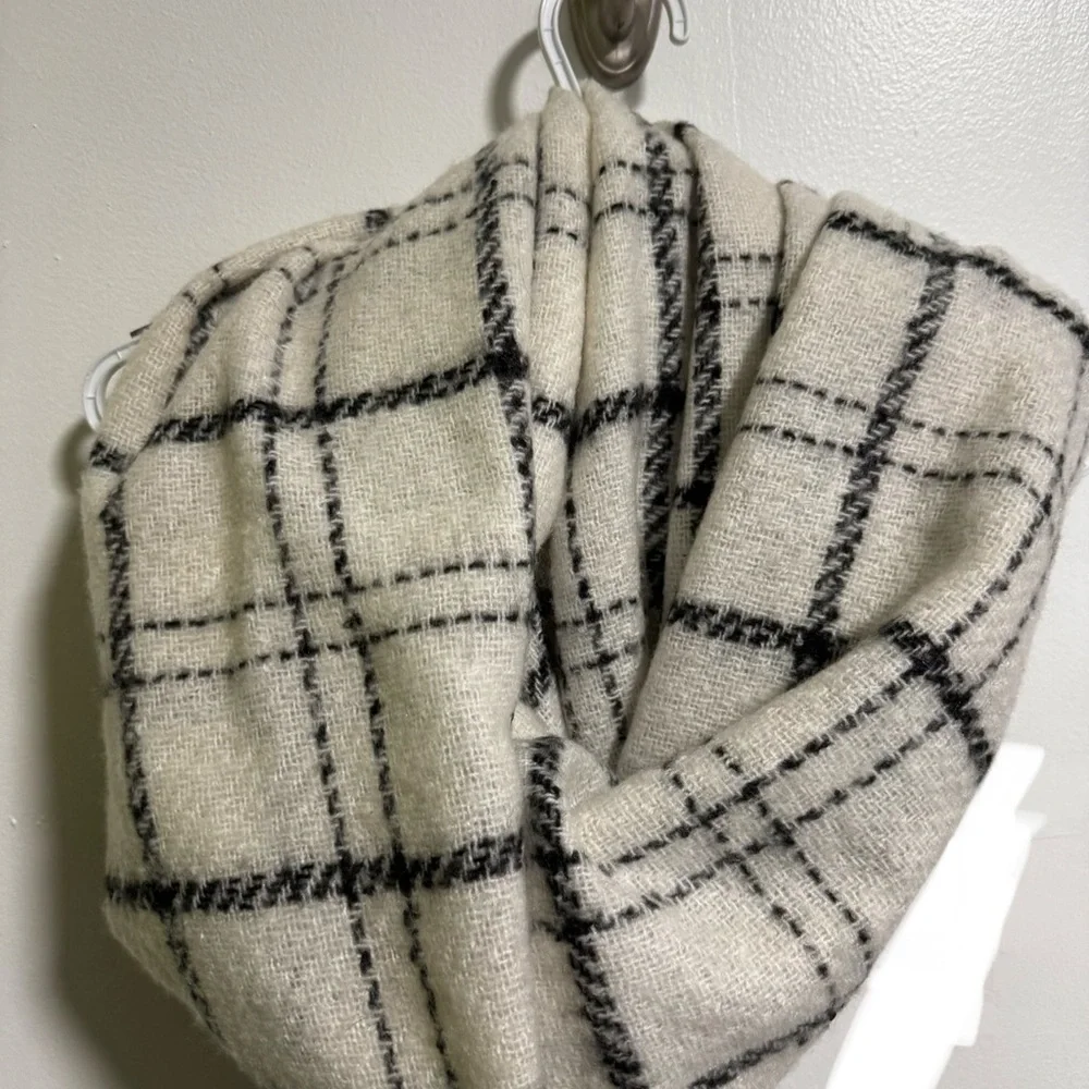 Banana Republic Plaid Knit Scarf in white and Black